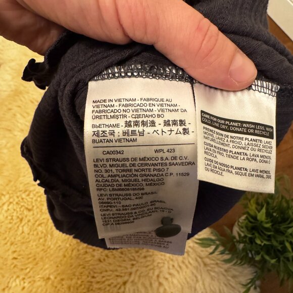 EUC Levi's Short Sleeve Button-Up Blouse - Picture 7 of 7